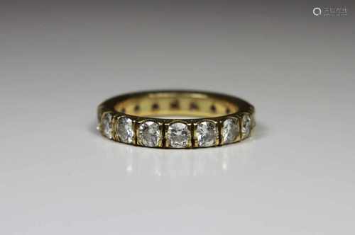 Memoire Ring, um 1990, Gelbgold 585, Ges.-Gew ca. 5,3 g, besetzt mit 18 Brillanten, zusammen ca. 2,