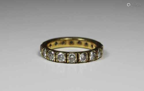 Memory Ring, um 1990, Gelbgold 585, Ges.-Gew ca. 5,3 g, besetzt mit 18 Brillanten, zusammen ca. 2,70