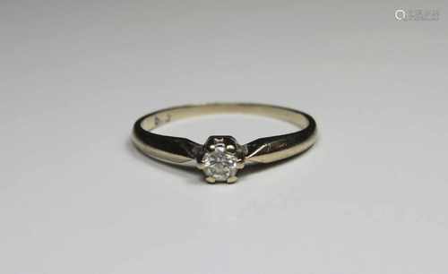 Ring, 585er Gold punziert, gefasster Brillant, ca. 0,1 ct.