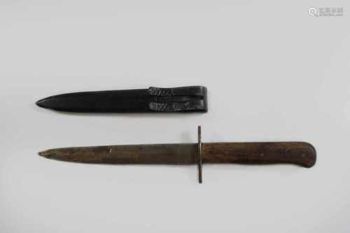 Dolch mit Holzgriff, Klinge gemarkt, Korrosionsspuren, L. m. Scheide: 29 cm.