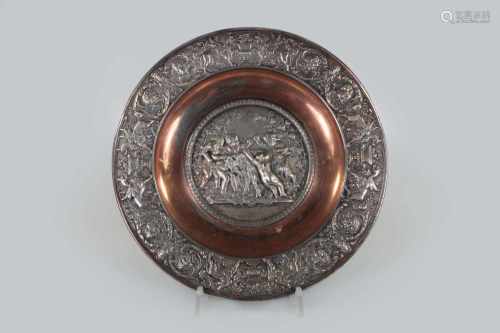 Reliefteller, 19. Jh., Metallguss, im Spiegel Putti und Satyr mit einer Ziege spielend,