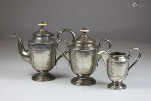 Dreiteiliges Teeservice, Russland, Moskau, 1899-1908, Silber, Teekanne und Sahnegießer innen
