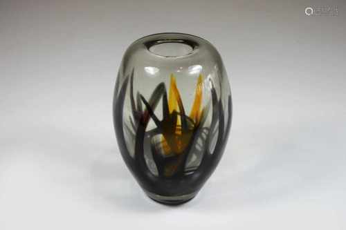Vase, Ende 20. Jh., Ovalform, klares Glas, polychrom unterfangen, H.: 18,5 cm, Durchm. d. Öffnung: