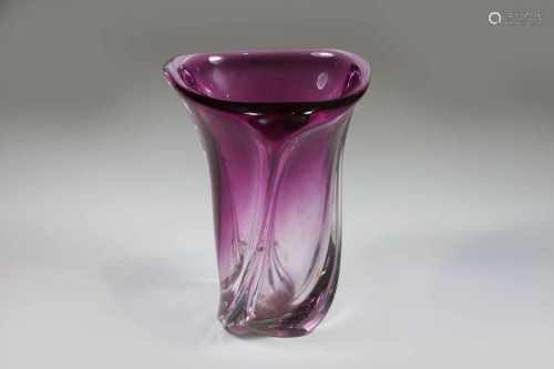 Vase, 1960er Jahre, Belgien, klares und magentafarbenes Glas, am Boden signiert: Val St Lambert, H.: