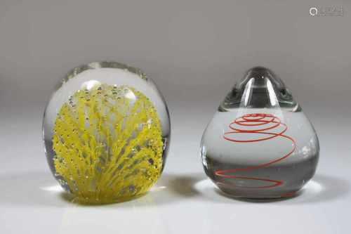 Paar Briefbeschwerer, Glas, einer Rosenthal Glas-Studio Modelnr. 310-31/50 mit orangefarbenem