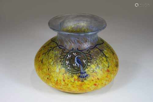 Vase mit Pfauendekor, Verreries de Saint-Denis, Legras und Cie, Glas mit gelben und orangefarbenen