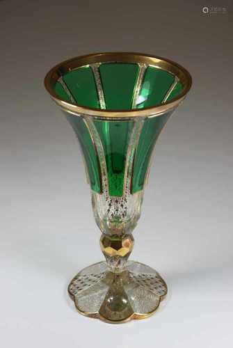 Kelchpokal, farbloses Glas, mit acht trapezförmigen grün überfangenen Feldern, und Golddekor,