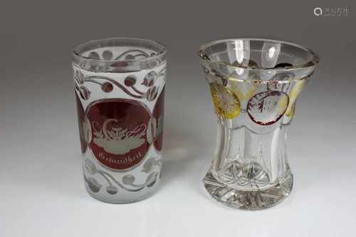 Zwei Gläser, Böhmen, um 1900, 1. Bäder-Becher, Glas, weiß und rot überfangen, mit Gravurarbeiten