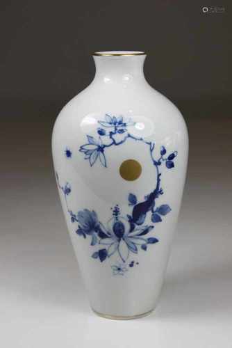 Vase, staatl. Meissen, blaue Schwertermarke unter Glasur, 1. Wahl, glatte Form, Dekor: blauer