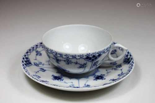 Teetasse mit Unterer, passend, aber größenmässig nicht zusammengehörig, Royal Kopenhagen, blaue