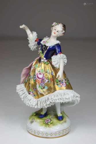 Tanzende Dame, 20 Jh., Marke in Blau unterglasur, Porzellan, Tauchspitzenbesatz, farbig und gold