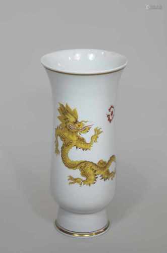 Vase, Meissen 20. Jh., Dekor: reicher Hofdrache in gelb, 2. Wahl, H.: 24,5 cm.