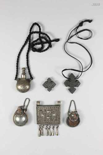 Konvolut 6-teilig, Tibet 20. Jh., 3 Snuff Bottle Anhänger, 1 Anhänger mit Wimpeln und 2