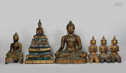 Konvolut 6 Buddhafiguren, Thailand 20. Jh., 4 Stück Holz, Rest Metallguss, unterschiedliche Posen,