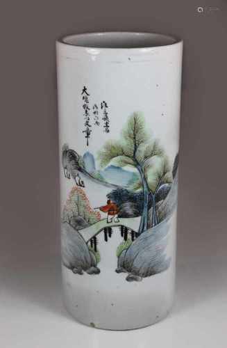 Großer Pinselbecher, China 20. Jh, polychrom staffiert, Wanderer in Landschaft, rote