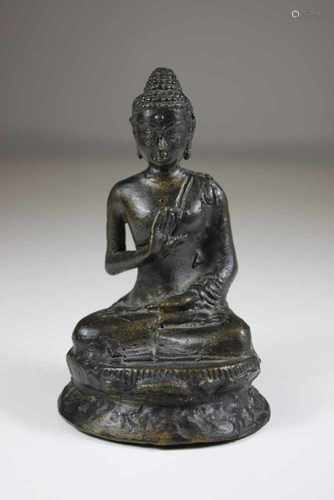 Kleiner Buddha, Bronze, H.: 14 cm, B.: 8,5 cm, leichte Korrosionsspuren.