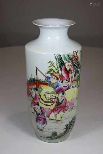 Vase, China, famille rose, Darstellung von muszierenden und tanzenden Kindern, Schriftzeichen im