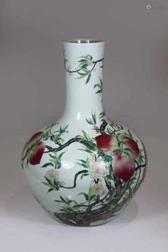 Große Vase, China 19. Jh., rote Quianlong Bodenmarke, Wandung polychrom staffiert, floraler Dekor,