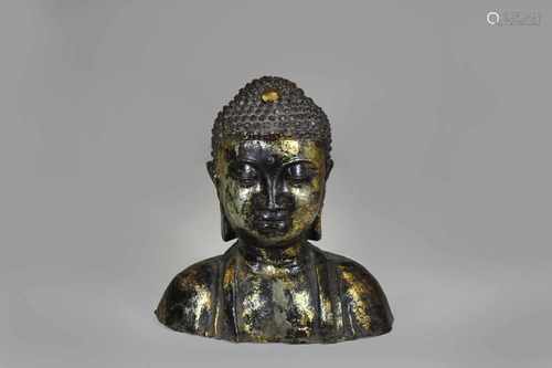 Buddha Büste, China, 19. Jh., Bronze, Reste der alten Goldfassung, Maße: B.: 30 cm, H.: 32 cm, T.: