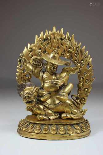 Bronzefigur, (Pehar?), China / Tibet 19. Jh., feuervergoldet, dreiteilige Figur auf Löwen mit