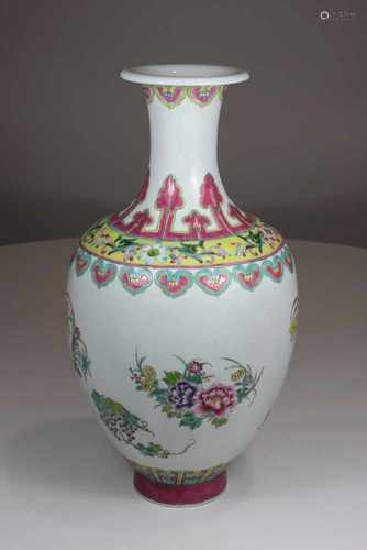 Vase, China, famille rose, Blumendekor, Vier-Zeichen Yongzheng Marke, H.: 41 cm, guter Zustand.