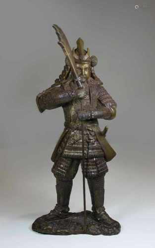 Skulptur, Bronze, Japan, 20. Jh., Samurai mit Schwertlanze, diese leicht verbogen, H.: 48 cm.