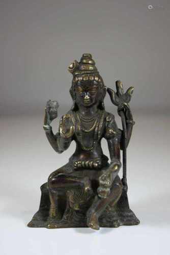 Kleine Bronze, Indien 19. Jh., sitzender Shiva mit vier Armen, Dreizack, Halbmondhaarschmuck und