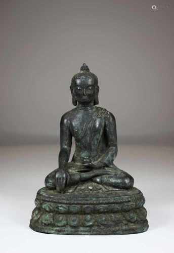 Buddha, Indien ? 19. Jh., Bronze, Unterwerfung des Mara, Sockel rückseitig bezeichnet, H.: 21 cm.