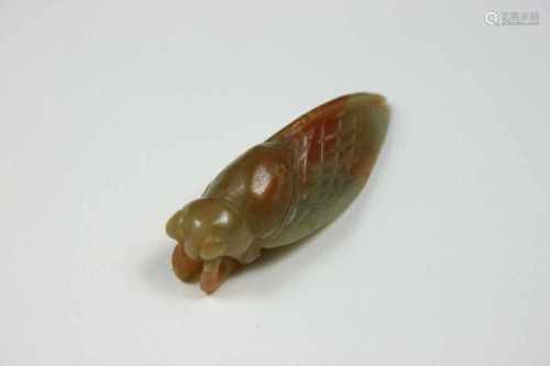 Jadeschnitzerei, China 19. Jh., Anhänger in Form einer Heuschrecke, L.: 5 cm.