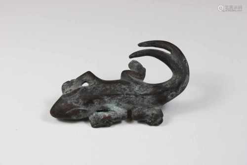 Salamander, Asien 19. Jh., Bronze, 2-schwänzig, mit Befestigungsringen auf Bauchseite, Maße: 8,5 x