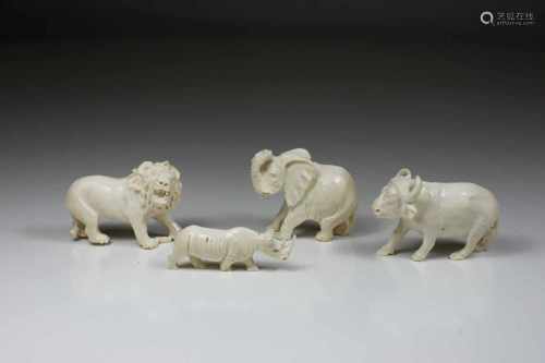 Beinschintzereien, 4 Tierfiguren, Asien 19. Jh., Elefant, Löwe, Wasserbüffel und Nashorn, H.: 2,