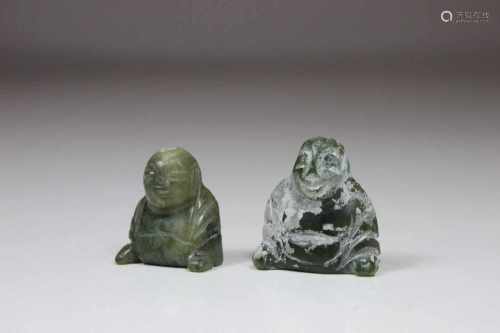 Paar Jadeschnitzereien, China 19. Jh., Miniatur-Buddhas, H.: 2,1 und 2,3 cm.