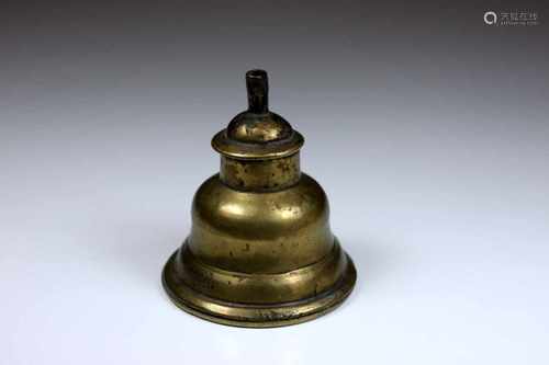 Tempellampe, China 19. / 20. Jh., Bronze, mit Schraubverschluss, H.: 9 cm.