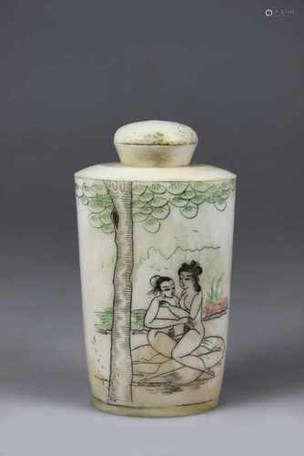 Snuff Bottle, China 20. Jh., Bein, beidseitg erotische Darstellungen, H.: 7,5 cm.