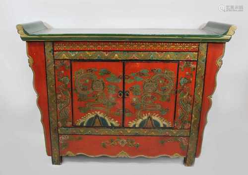 Schrank, China 19./20. Jh., polychromes Drachenmotiv auf den Türen, H.: 97,5 cm x B.: 103 cm, T.: