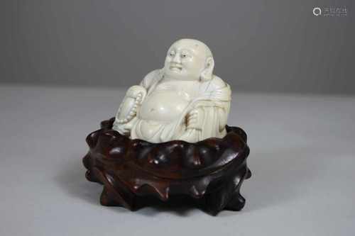 sitzender Buddha, China 19. Jh., Bein, auf kl. Holzsockel, H. o. Sockel: 4,5 cm.