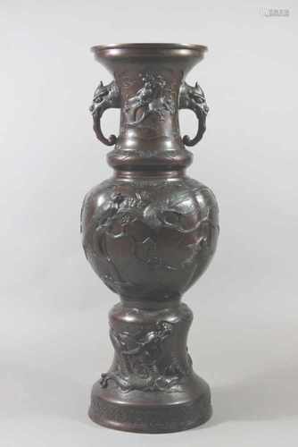 Große Chinesische Bodenvase, 19.Jh., Bronze, Wandung mit Tier- und Pflanzendarstellungen reliefiert,