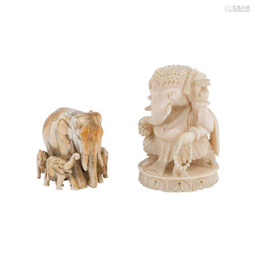2 Schnitzereien aus Elfenbein. INDIEN, 1900-1945Figur des Ganesha, H: 8,5 cm; Elefantengruppe, H: