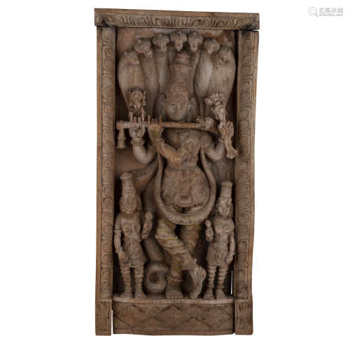 Relief-Schnitzereibild Krishnas. INDIEN, 1. Hälfte 20. Jh..Der Flöte spielende Gott Krishna ist