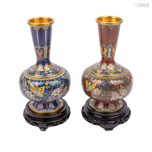 Paar feine Cloisonné Vasen. CHINA, 20. Jh..Bauchige Form mit hohem Hals, auf rundem Standfuß. Eine