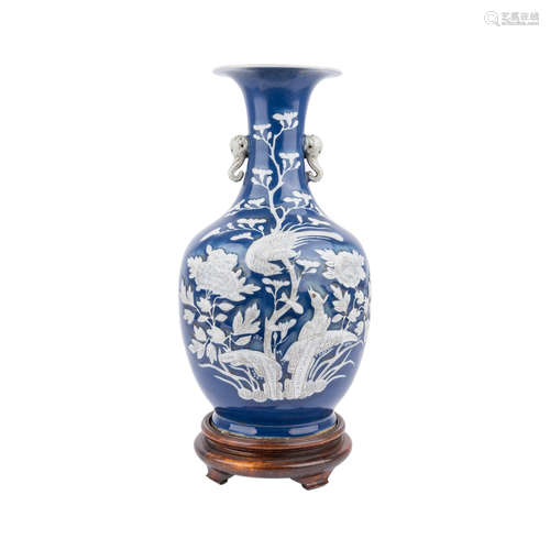 Vase. CHINA, Qing Dynastie (1644-1911).Balusterförmig mit zwei seitlich am Hals aufgesetzten