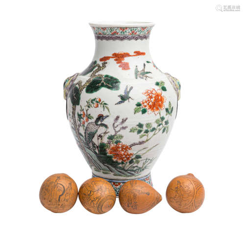 Konvolut 5 tlg.: 1 Vase und 5 kleine Kalebassen. CHINA.Famille verte Vase, H: 26 cm. Als Lampenfuß