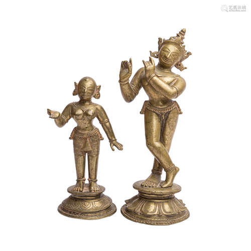 Zwei Statuetten aus Gelbmetall. INDIEN, 19./20. Jh..Krishna Venugopala steht mit gekreuzten