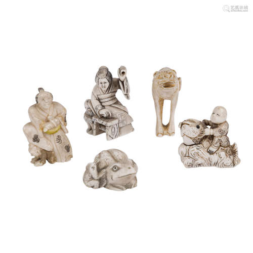 Konvolut: 5 Netsuke aus Elfenbein. JAPAN, Meiji-Zeit (1868-1912).1 Kind, das auf einem Karpfen (