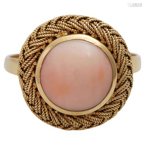 Ring mit Engelshautkorallencabochonca. 11 mm, umgeben von Flechtbanddekor, GG 18K. RW: ca. 67. 20.