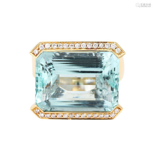 Ring mit Aquamarinca. 20x15 mm sowie 30 Brill. zus. ca. 0,3 ct, gute Farbe u. Reinheit, GG 18K.