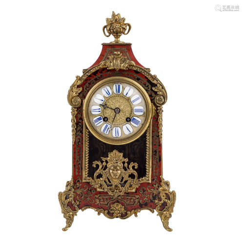 BOULLE-PENDULE IM LOUIS XIV-STYLEFrankreich, 19.Jh., Messingeinlagen, floraler und figürlicher