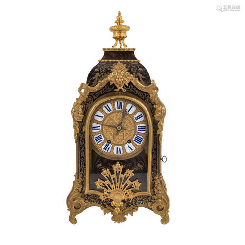 BOULLE-PENDULE IM LOUIS XIV-STILFrankreich, 19.Jh., Messingeinlagen, floraler und figürlicher