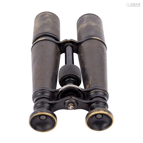 FERNGLAS REYNOLDS & BRANSON No. 50331 (Binoculars)Um die Zeit des WWI, geschwärzter Messingkorpus,