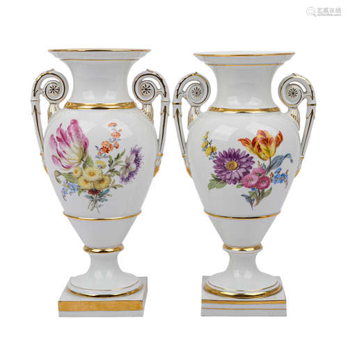 MEISSEN Paar Amphorenvasen, 1860-1924.Jeweils polychrome Blumenbukettmalerei auf Vorder- und